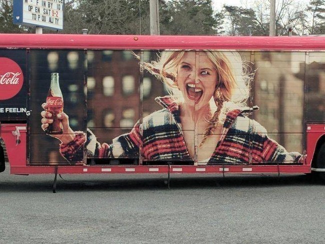 Nah loh, ini mukanya sih benar-benar malah jadi terlihat seram. Kira-kira kalau kamu melihat iklan kayak gini pas malem-malem, auto kabur nggak? Foto: Imgur