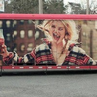 Nah loh, ini mukanya sih benar-benar malah jadi terlihat seram. Kira-kira kalau kamu melihat iklan kayak gini pas malem-malem, auto kabur nggak? Foto: Imgur