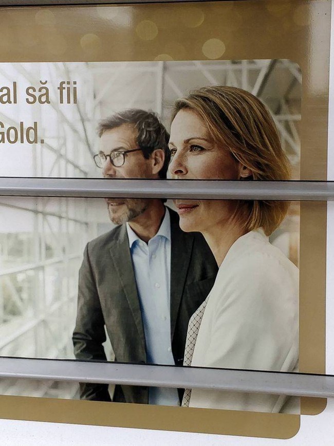 Karena dipisahkan oleh jarak, wajah modelnya jadi terlihat panjang dan aneh. Jadi pengin ketawa deh melihatnya. Foto: Reddit