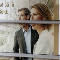 Karena dipisahkan oleh jarak, wajah modelnya jadi terlihat panjang dan aneh. Jadi pengin ketawa deh melihatnya. Foto: Reddit