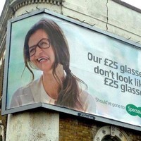 Begini hasilnya kalau si pembuat iklan nggak memperhatikan tempat untuk memasang iklannya. Kalau seperti ini wajah modelnya jadi terlihat aneh sekaligus seram kan? Foto: Reddit