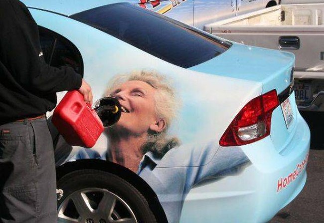 Gambarnya pas banget nih, neneknya jadi kayak lagi minum bensin. Pernah lihat desain yang kayak gini juga? Foto: Imgur