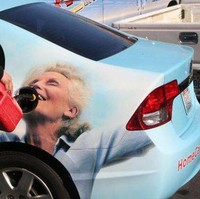 Gambarnya pas banget nih, neneknya jadi kayak lagi minum bensin. Pernah lihat desain yang kayak gini juga? Foto: Imgur