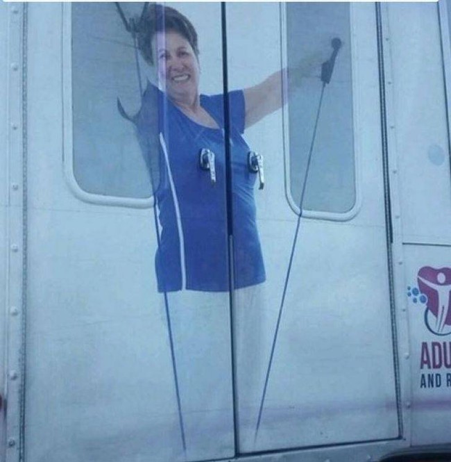 Kalau ini sih kayaknya penempatannya yang kurang tepat. Kalau gini kan jadi sungkan ragu rasanya mau buka pintu. Foto: Reddit