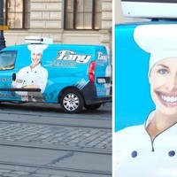 Bisa tebak alasan di balik desain ini? Kalau bibirnya selebar ini malah jadi terlihat seram ya? Foto: Imgur