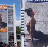Gambar iklan yang satu ini juga bikin melongo gagal paham. Entah apa maksud dan alasan si pembuat desain iklan memilih gambar iklan ini. Bikin seram, kepalanya saja bisa berputar sampai punggung gitu. Foto: Reddit