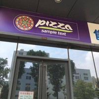 Nah kalau ini sih kesalahan orang desainnya yang lupa menghapus kata sample text. Udah tau ada yang salah tapi tetap dipasang. Ini sih nekat namanya. Foto: Imgur