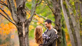 Tak ada dari kita bisa memprediksi seperti apa tahun ini, tapi aku bersyukur selama 365 hari berkomitmen pada cinta dalam hidupku. Di sini untuk selamanya dan semoga sebuah pernikahan dan atau perayaan segera, tulis Jennifer belum lama ini merayakan setahun pertunangan mereka. Foto: Instagram/jenniferkgate