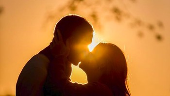 Tak ada dari kita bisa memprediksi seperti apa tahun ini, tapi aku bersyukur selama 365 hari berkomitmen pada cinta dalam hidupku. Di sini untuk selamanya dan semoga sebuah pernikahan dan atau perayaan segera, tulisnya lagi. Foto: Instagram/jenniferkgates