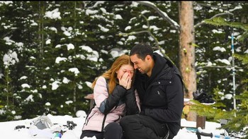 Ini momen pertunangan mereka ketika Nassar melamarnya. Aku tidak bisa menunggu lagi untuk menikahimu, tulis Jennifer di Instagram baru-baru ini. Foto: Instagram/jenniferkgates