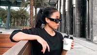 Eksis dengan hampir 700 ribu followers Instagram, sehari-hari Ayya ternyata sosok yang stylish. Begini gayanya saat hendak menikmati kopi. Foto: Instagram ayyarenita93