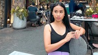 Kini namanya makin melambung usai berperan sebagai ART Aldebaran di sinetron Ikatan Cinta. Ia memerankan tokoh Kiki yang kocak. Foto: Instagram ayyarenita93