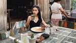 Gaya Stylish ART Ikatan Cinta, Ayya Renita Saat Kulineran