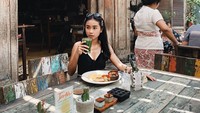 Di foto ini Ayya bilang dirinya tengah galau mau minum apa ngga. Padahal di tangannya sudah ada segelas green smoothies yang menggugah selera. Foto: Instagram ayyarenita93