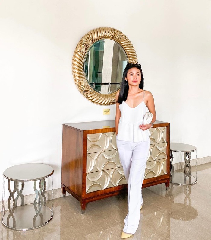 Gaya Stylish ART 'Ikatan Cinta', Ayya Renita Saat Kulineran Gaya Stylish ART 'Ikatan Cinta', Ayya Renita Saat Kulineran