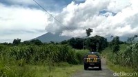 Gunung Raung masih memperlihatkan aktivitas vulkaniknya pada Kamis (4/2/2021). Gunung yang terletak di wilayah Banyuwangi, Bondowoso, dan Jember, Jawa Timur itu disebut mengeluarkan suara gemuruh. Ardian Fanani/detikcom  