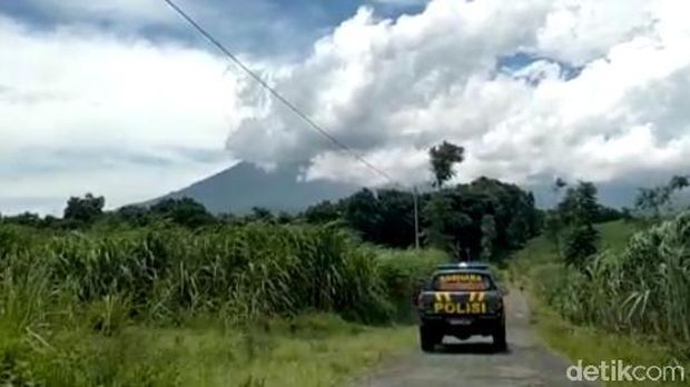 Erupsi Gunung Raung meningkat. Masyarakat sekitar mendengar gemuruh terus-menerus disertai letusan erupsi.