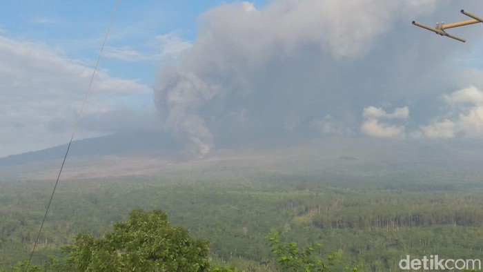 gunung semeru mengeluarkan guguran awan panas sejauh 2 KM