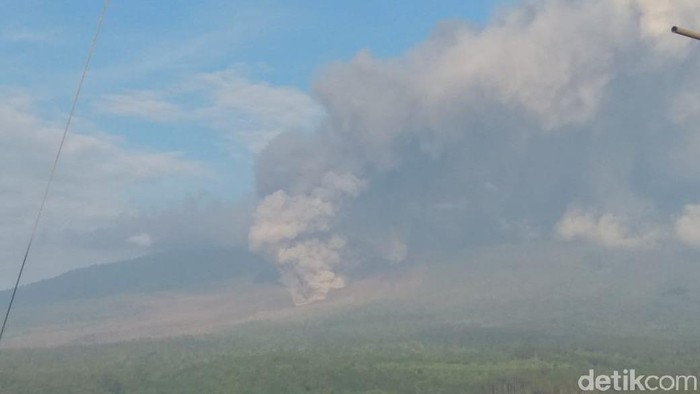 gunung semeru mengeluarkan guguran awan panas sejauh 2 KM