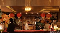Merayakan Imlek di The Trans Luxury Hotel semakin berkesan dengan sebuah penampilan khas negeri Tiongkok, yaitu Kung Fu Tea Master. Atraksi kung fu ketika menyajikan teh dengan memakai long tea pot. (Siti Fatimah/detikTravel)