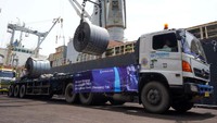 Pengiriman perdana berupa produk baja Hot Rolled Coil (HRC), Hot Rolled Plate (HRP), dan Hot Rolled Pickled Oil (HRPO) dilakukan melalui pelabuhan PT Krakatau Bandar Samudera, Cilegon, Banten. Pool/PT Krakatau Steel.
