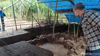 Lokasi ini dari Candi Pawon berjarak 160 meter ke arah Tenggara. Selain itu, berjarak sekitar 30 meter dari Sungai Progo.