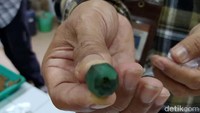 Dugaan dulunya merupakan permukiman dari para biksu dengan ditemukan biji tasbih.