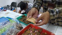 Selain itu, ditemukan pecahan gerabah dan keramik pada masa dinasti Tang sekitar abad ke-9 dan ke-10 M.