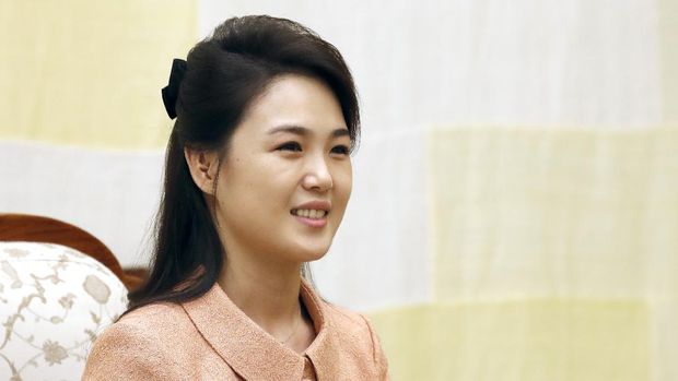 North Korean leader Kim Jong Un's wife Ri Sol Ju is seen at Peace House of the border village of Panmunjom in the Demilitarized Zone, South Korea, Friday, April 27, 2018. (Korea Summit Press Pool via AP)