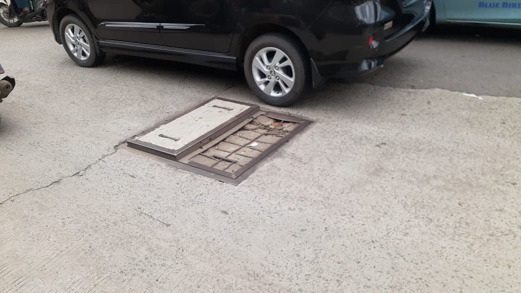 Jalan rusak di Jl KH Noer Ali, tepatnya di depan kompleks bisnis Grand Kota Bintang.