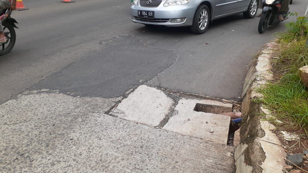 Jalan rusak di Jl KH Noer Ali, tepatnya di depan kompleks bisnis Grand Kota Bintang.