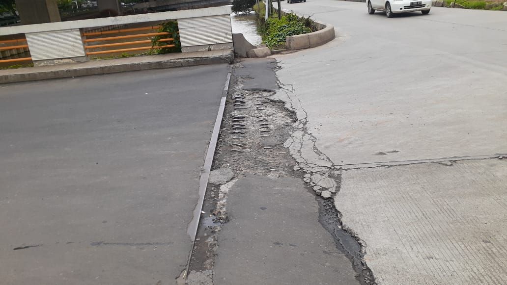 Jalan rusak di jembatan depan Perumaham Bumi Satria Kencana, Jakasampurna, Bekasi.