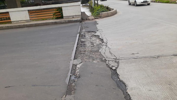 Jalan rusak di jembatan depan Perumaham Bumi Satria Kencana, Jakasampurna, Bekasi.
