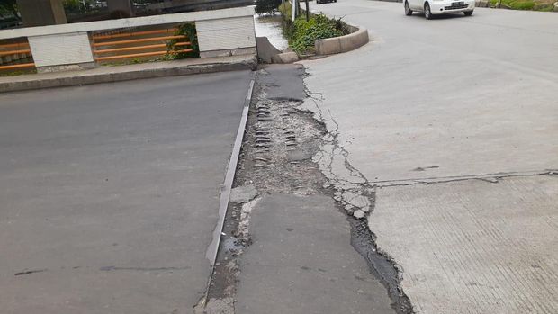 Jalan rusak di jembatan depan Perumaham Bumi Satria Kencana, Jakasampurna, Bekasi.
