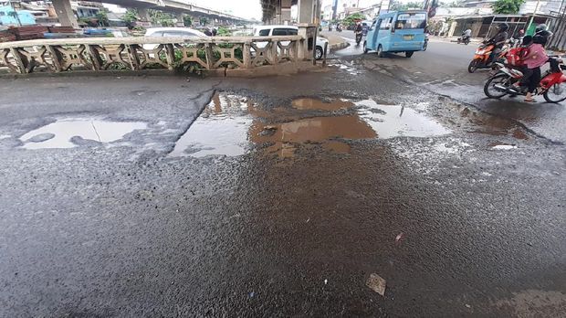 Jalan rusak di Jembatan Kincan, Jatibening, Bekasi.