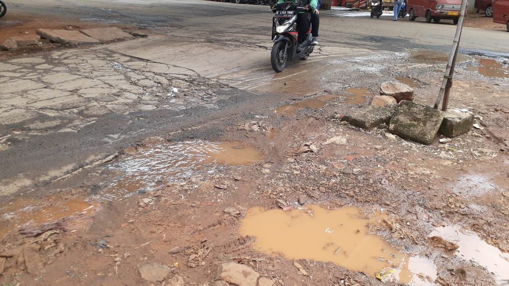 Jalan rusak di Jl Inspeksi Saluran Kalimalang tepatnya di depan Kompleks Depkes I, RW 09, Jatibening, Bekasi