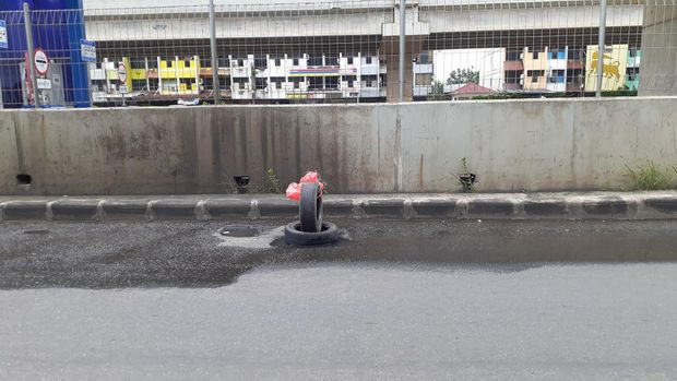Jalan rusak di Jl KH Noer Ali, tepatnya depan Komplek Ruko RW 16 Jakasampurna.