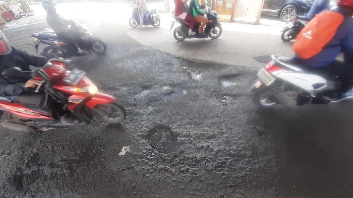 Jalan Rusak  di Jl KH Noer Ali tepatnya di Pertigaan menuju Jalan Caman Raya.