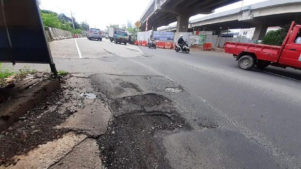 Jalan rusak di Jl KH Noer Ali, Kota Bekasi, tepatnya di RW 12 Pondok Bambu, di depan J&T Kalimalang.