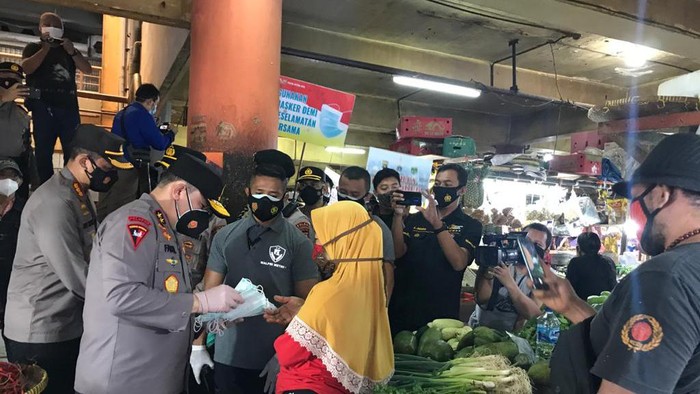 Kapolda Metro Jaya dan Pangdam Jaya membagikan masker ke warga di dua pasar di Jakbar