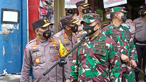 Kapolda Metro Jaya dan Pangdam Jaya membagikan masker ke warga di dua pasar di Jakbar