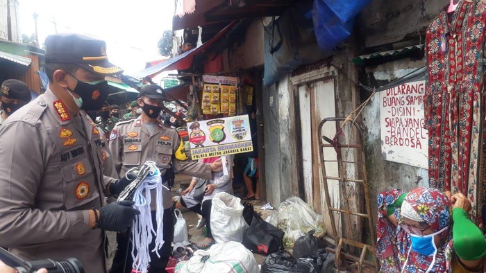 Kapolres Jakbar Kombes Ady Wibowo bagikan masker ke warga di Pasar Pluis