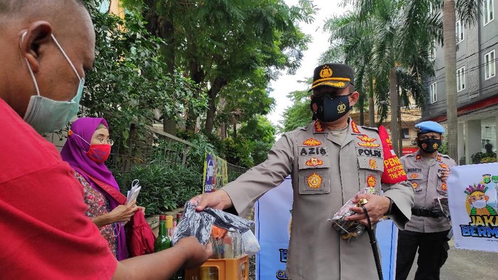 Kapolres Jaksel bagikan masker ke warga (Foto: Azhar/detikcom)