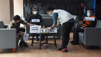 Tersangka Pejabat Pembuat Komitmen di Kementerian Sosial Adi Wahyono (kanan) mengikuti rekonstruksi perkara dugaan korupsi pengadaan bantuan sosial (bansos) penanganan COVID-19 di Gedung KPK, Rasuna Said, Jakarta, Senin (1/2/2021).