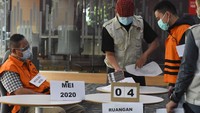 Para tersangka memperagakan pertemuan-pertemuan mereka serta proses penyerahan uang.