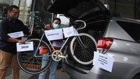 Tersangka dari pihak swasta Harry Sidabuke (kanan) menyerahkan sepeda brompton kepada operator Ichsan Yunus, Agustri Yogasmara saat menjalani rekonstruksi perkara dugaan korupsi pengadaan bantuan sosial (bansos) di Kementerian Sosial untuk penanganan COVID-19 di pelataran Gedung KPK, Rasuna Said, Jakarta, Senin (1/2/2021).
