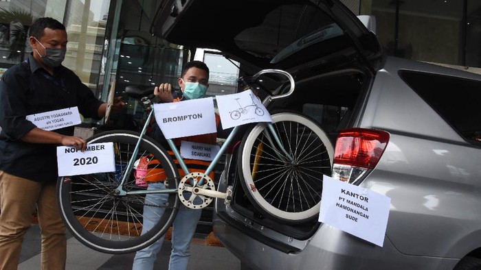 Tersangka Pejabat Pembuat Komitmen di Kementerian Sosial Matheus Joko Santoso (kiri) dan pihak swasta Harry Sidabuke (kedua kanan) mengikuti rekonstruksi perkara dugaan korupsi pengadaan bantuan sosial (bansos) penanganan COVID-19 di Gedung KPK, Rasuna Said, Jakarta, Senin (1/2/2021). KPK menggelar rekonstruksi yang menghadirkan ketiga tersangka yakni Pejabat Pembuat Komitmen di Kementerian Sosial Adi Wahyono dan Matheus Joko Santoso serta pihak swasta Harry Sidabuke guna mengumpulkan bukti-bukti pendukung terkait dugaan korupsi bansos yang melibatkan mantan Menteri Sosial Juliari Batubara. ANTARA FOTO/Indrianto Eko Suwarso/foc.