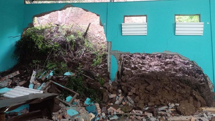 Longsor menerjang rumah Kades Krakitan Kecamatan Bayat, Klaten, Selassa (2/2/2021).