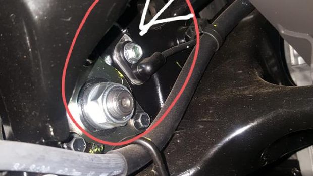 Lubang kecil di Yamaha Nmax ABS ditutup oleh bolt rear speed sensor