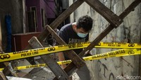 Garis polisi tampak terpasang di area terjadinya ledakan di kawasan Penjaringan, Jakarta Utara, itu.
